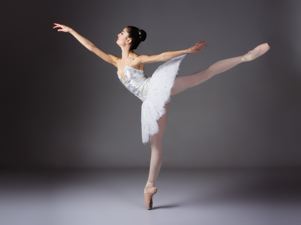 Female ballet dancer - Foto, imagen