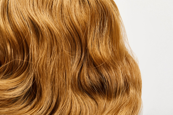 Vista da vicino dei capelli castani ondulati isolati sul bianco
 - Foto, immagini
