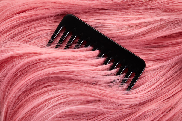 Vue du dessus du peigne sur cheveux roses colorés
 - Photo, image