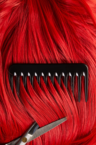 Top kilátás vörös haj ollóval és fésűvel  - Fotó, kép
