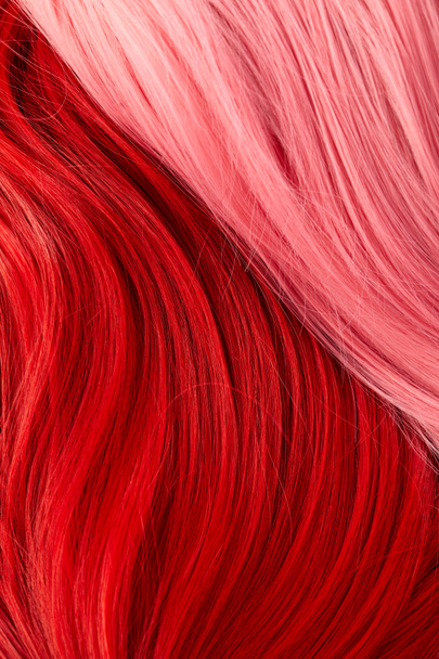 Top kilátás színes vörös és rózsaszín haj  - Fotó, kép