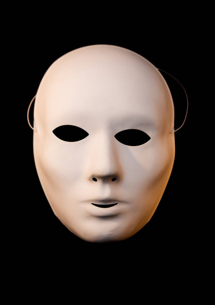 Máscara blanca sobre fondo negro
 - Foto, imagen