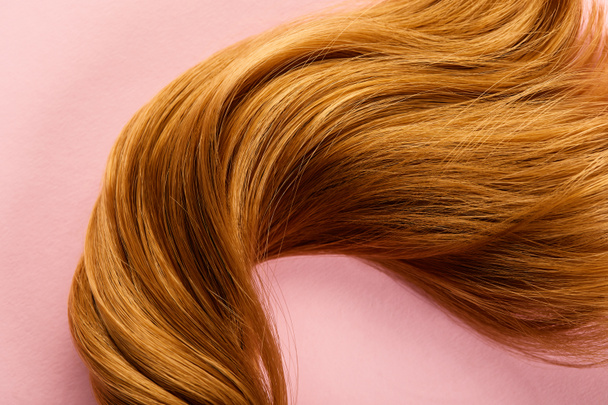 Top kilátás barna haj rózsaszín háttér - Fotó, kép