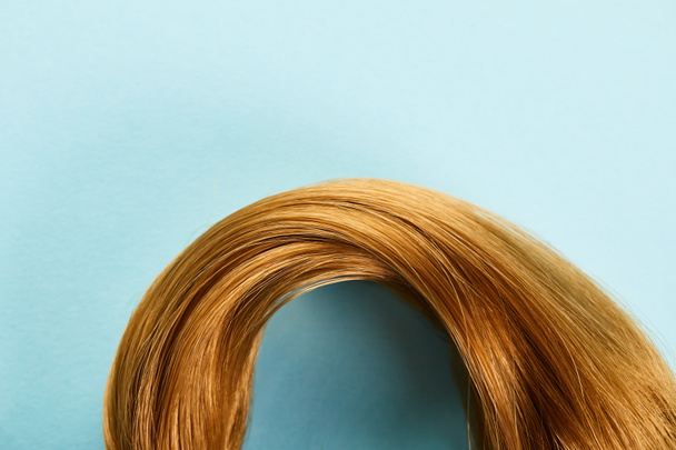 Top kilátás barna haj kék háttér másolási hely - Fotó, kép