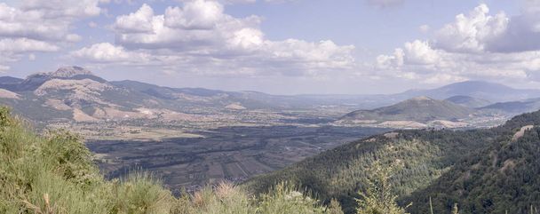 Agri valle paesaggio dalle colline vicino a Paterno, Italia
 - Foto, immagini