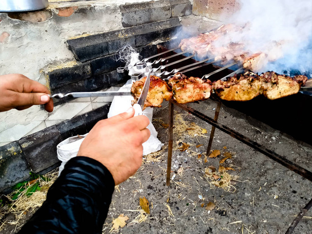 We vieren de dorpsdag, hoe kunnen kebab 's zonder houtskool op - Foto, afbeelding