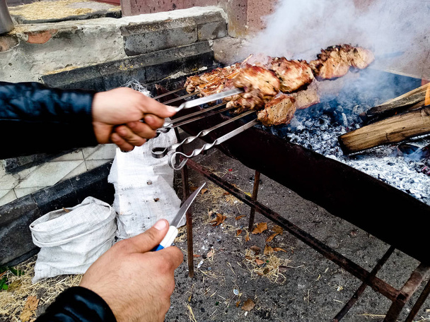 Celebramos el día del pueblo, ¿cómo pueden los kebabs sin carbón
 - Foto, imagen