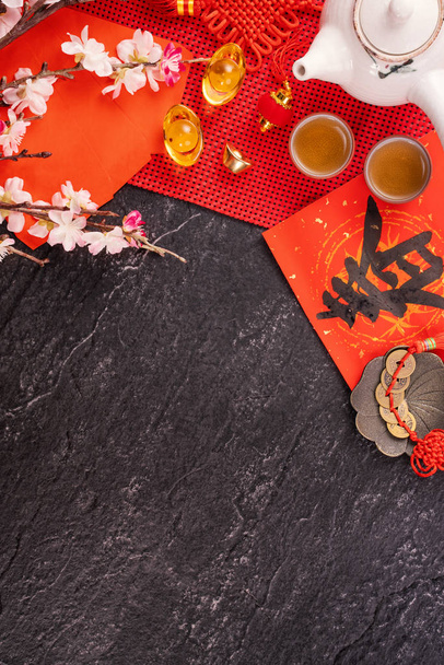 Designkonzept des chinesischen Mondkalenders Januar Neujahr - Festliche Accessoires, rote Umschläge (ang pow, hong bao), Draufsicht, flache Lage, über Kopf. Das Wort "chun" bedeutet Frühling. - Foto, Bild
