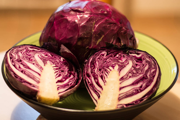 Λάχανο Savoy ή κόκκινο λάχανο, τρόφιμα με ευεργετικές ιδιότητες - Φωτογραφία, εικόνα