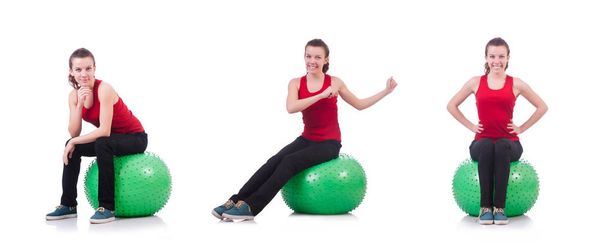 Mujer joven con pelota haciendo ejercicio sobre blanco - Foto, Imagen