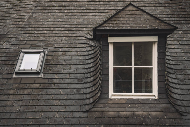 vecchio grigio tegola tetto bianco finestra cornice sfondo medievale europeo nord architettura edificio a Stoccolma Svezia entourage urbano stile foto
 - Foto, immagini