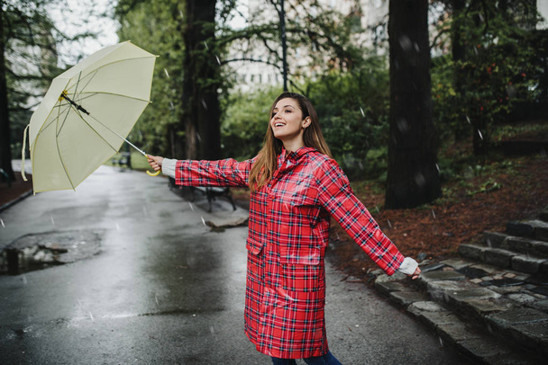Mladá žena se usmívá a směje se pod deštěm. Pojetí přírody a šťastný život. - Fotografie, Obrázek