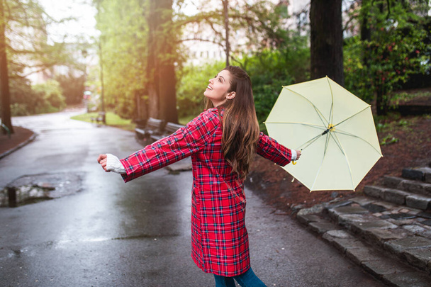 Muotokuva kaunis nainen kävelee sateenvarjo
. - Valokuva, kuva