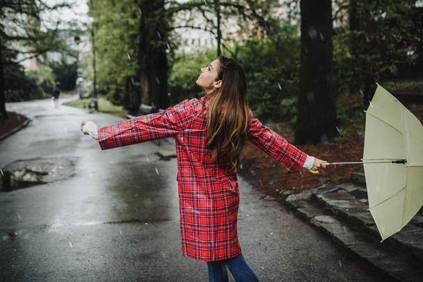 La jeune femme sourit et rit sous la pluie. Concept de nature et de vie heureuse
. - Photo, image
