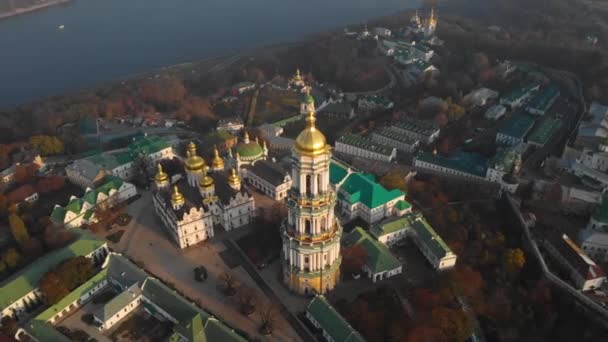 Belltower Kiev Pechersk kolostor a Dnyeper parton - Felvétel, videó