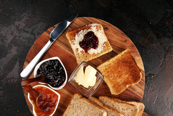 φρυγανισμένο ψωμί με σπιτική μαρμελάδα φράουλα και μαρμελάδα βερίκοκο - Φωτογραφία, εικόνα