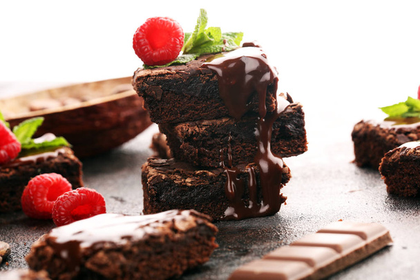 csokoládé brownie torta desszert a málna és a fűszerek, a fából készült háttér. - Fotó, kép