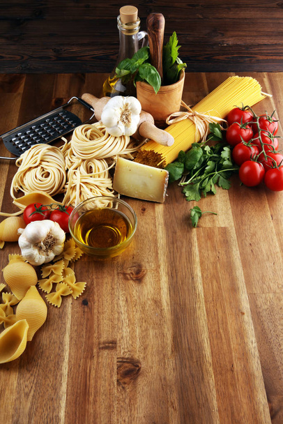 Tészta, zöldség, gyógynövény és fűszer rusztikus olasz ételekhez - Fotó, kép
