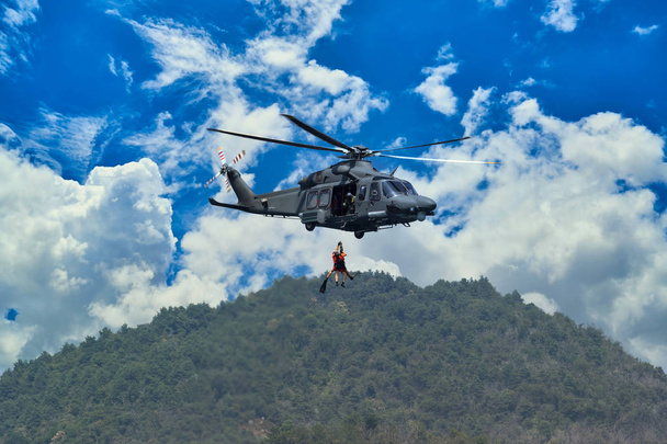 Een militaire helikopter op lage hoogte - Foto, afbeelding