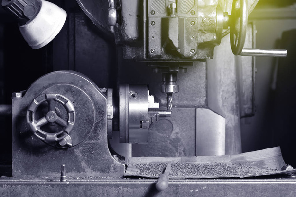 Broche mandrin et pièce métallique installée dans le traitement sur la machine de tournage de tour industriel Cnc de haute précision
  - Photo, image