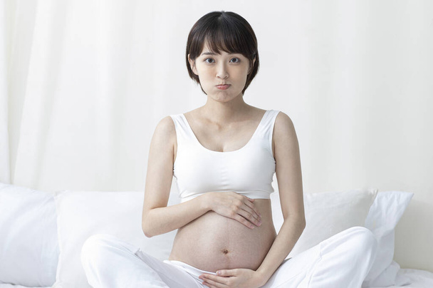 young beautiful Asian pregnant woman - Фото, изображение