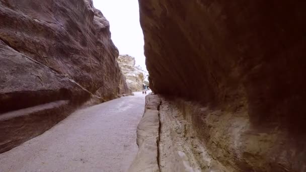 Caminhando dentro do desfiladeiro na cidade antiga de Petra
 - Filmagem, Vídeo