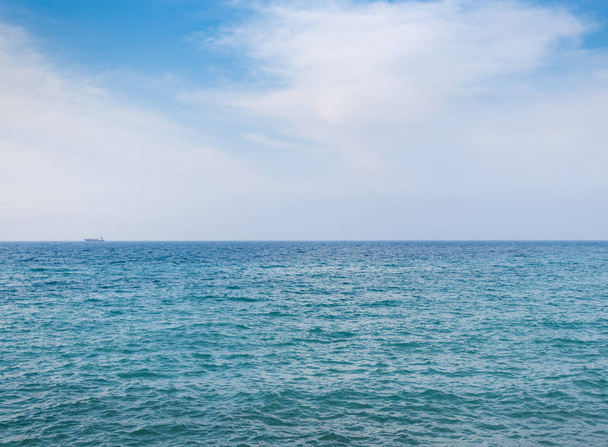 Bateau flottant sur la mer bleue et le ciel bleu 02
 - Photo, image