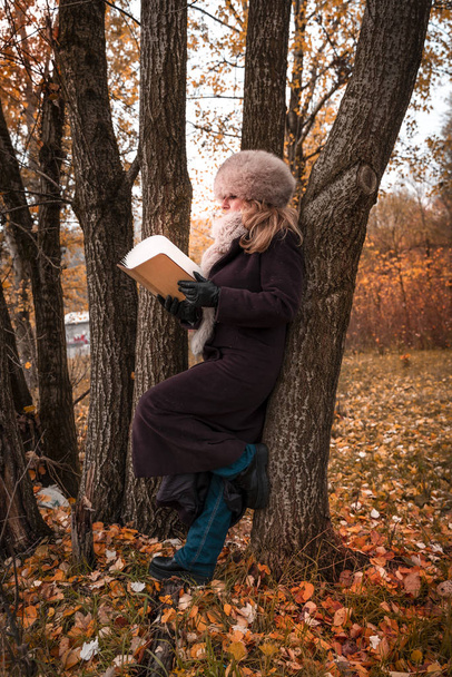 привлекательная женщина посреди леса зимой в окружении
  - Фото, изображение