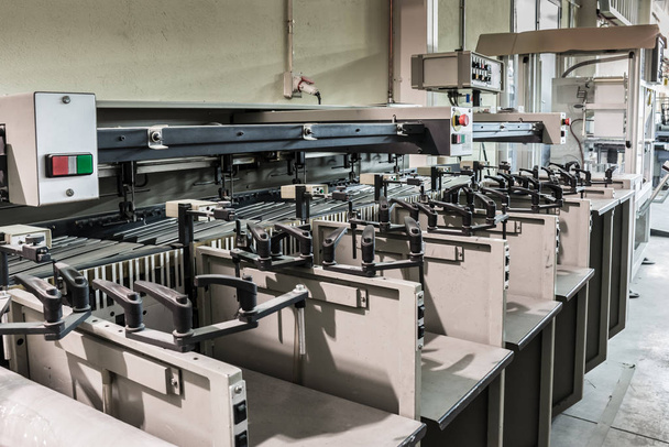 Papierbogen-Sortiermaschine in einer Druckerpresse - Foto, Bild