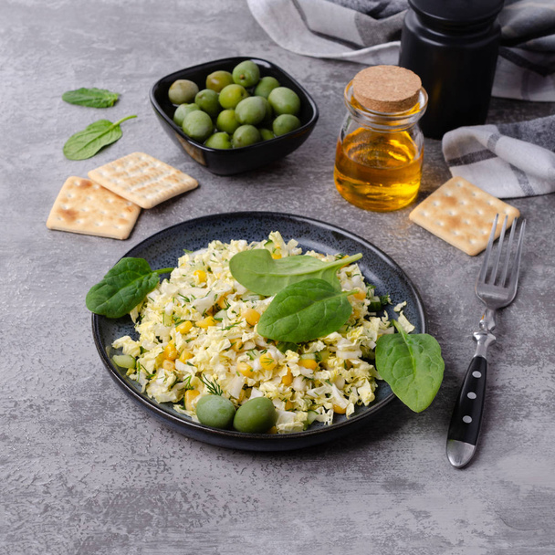 Zeleninový salát s olivami a špenátem - Fotografie, Obrázek