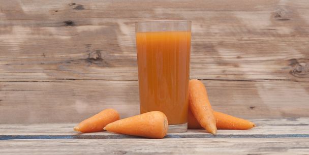 Морковный сок на деревянном столе
 - Фото, изображение