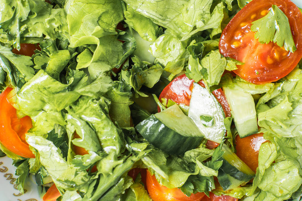Mutfak masasında taze yeşil domates ve salatalık salatası.. - Fotoğraf, Görsel