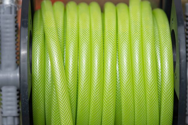 Зелена пластикова гумова стрічка для рослин
 - Фото, зображення