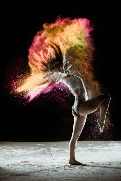 Bailarina arco iris aislada sobre fondo negro
 - Foto, imagen
