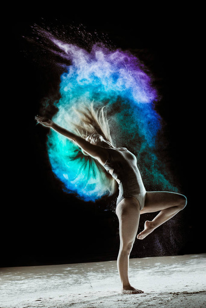 Χορεύτρια Rainbow απομονωμένη σε μαύρο φόντο - Φωτογραφία, εικόνα