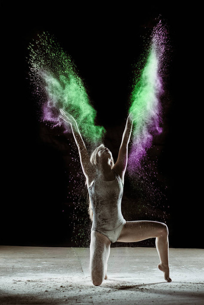 Bailarina arco iris aislada sobre fondo negro
 - Foto, Imagen