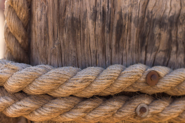 cuerda alrededor de madera pilar náutico barco objeto, textura de fondo de madera
 - Foto, Imagen