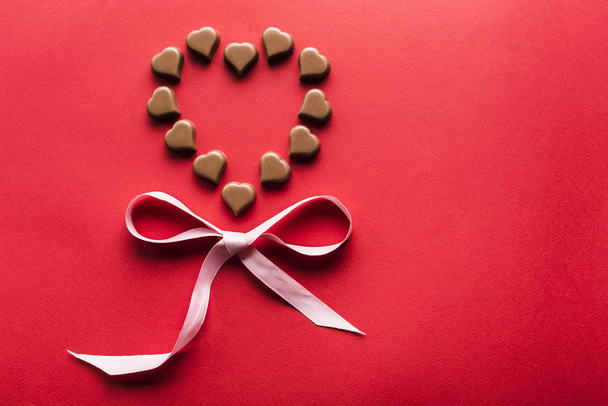 Srdce ve tvaru čokolády na červeném pozadí na Valentýna  - Fotografie, Obrázek