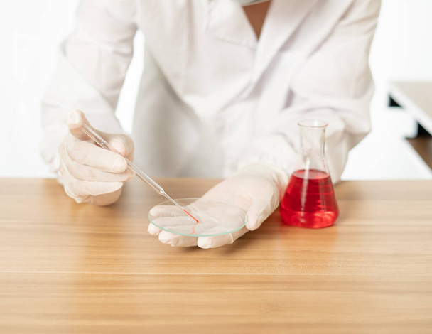 Sang dans une bouteille en verre dans une bouteille de laboratoire sur isolat blanc
  - Photo, image