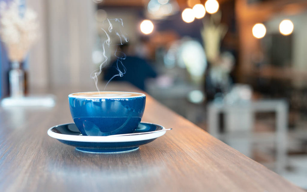 fekete forró csésze az asztalon a kávézóban - Fotó, kép