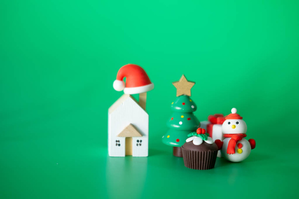 Boże Narodzenie dekoracyjne zabawki na zielonym tle - Zdjęcie, obraz