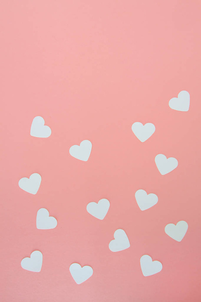 White paper hearts on pink background with copy space - Foto, afbeelding