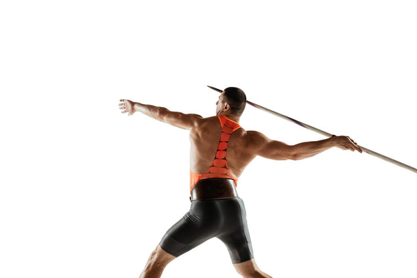 Muž atlet cvičení v házení oštěpem izolované na bílém pozadí studia - Fotografie, Obrázek