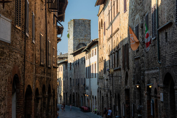 Streets and towers of San Gimignano, small medieval town in Tuscany, Italy - Zdjęcie, obraz