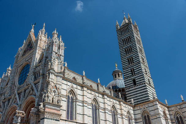 Sienan katedraali (Duomo di Siena) on keskiaikainen kirkko, nyt omistettu Neitsyt Maria, valmistui välillä 1215 ja 1263, Siena
 - Valokuva, kuva