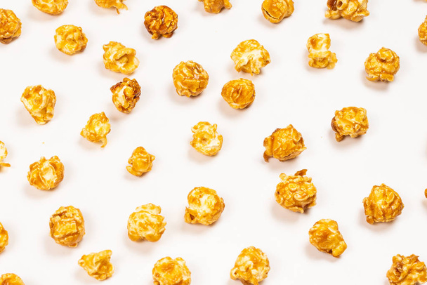 Karamell Popcorn isoliert auf weißem Hintergrund.  - Foto, Bild