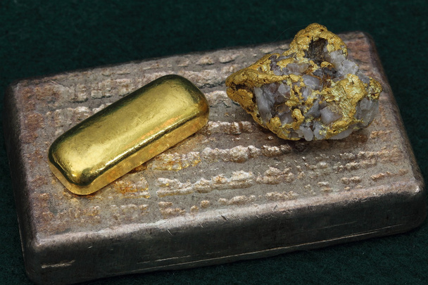 lingotes de oro y plata y pepita de oro natural
 - Foto, Imagen