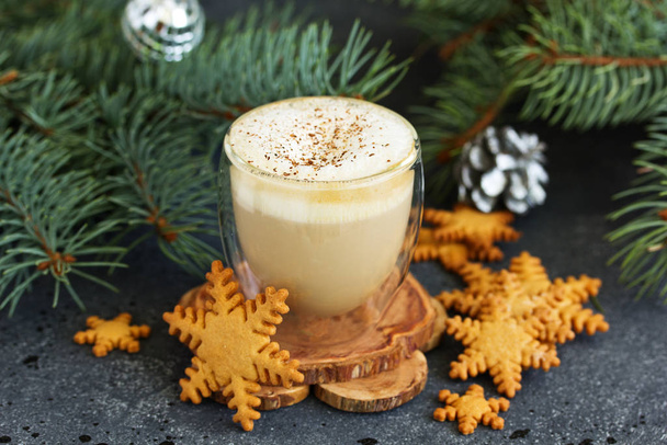 Gingerbread snowflake cookie, a cup of cappuccino for christmas. - Fotografie, Obrázek