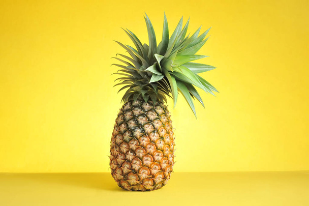 Pineapple on bright yellow background. Fresh pineapple on bright - Foto, afbeelding