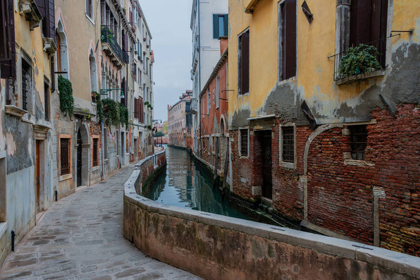 Венеция холодная зима в декабре за избитым туристическим треком, скрытые углы - скрытая красота - Фото, изображение